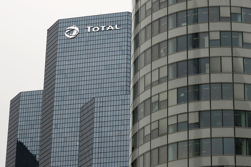 © Reuters. A view shows the logo of Total French oil giant tower headquarters in the financial and business district of La Defense