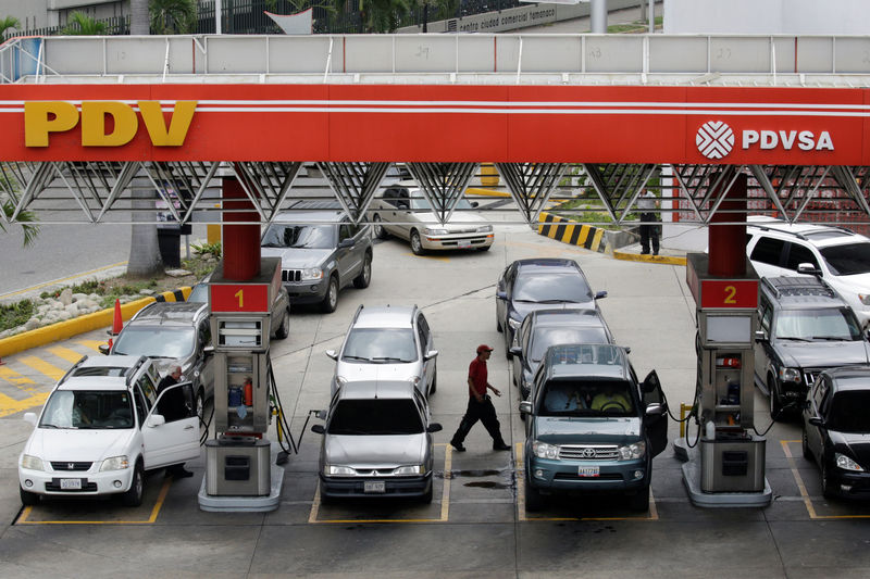 © Reuters. FILE PHOTO: Motorists line up for fuel at a gas station of Venezuelan state-owned oil company PDVSA in Caracas