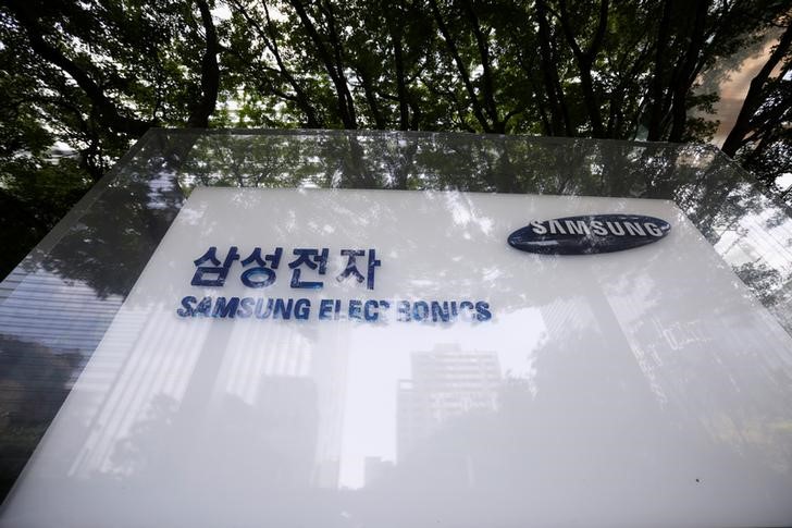© Reuters. The logo of Samsung Electronics is seen in front of its office building in Seoul