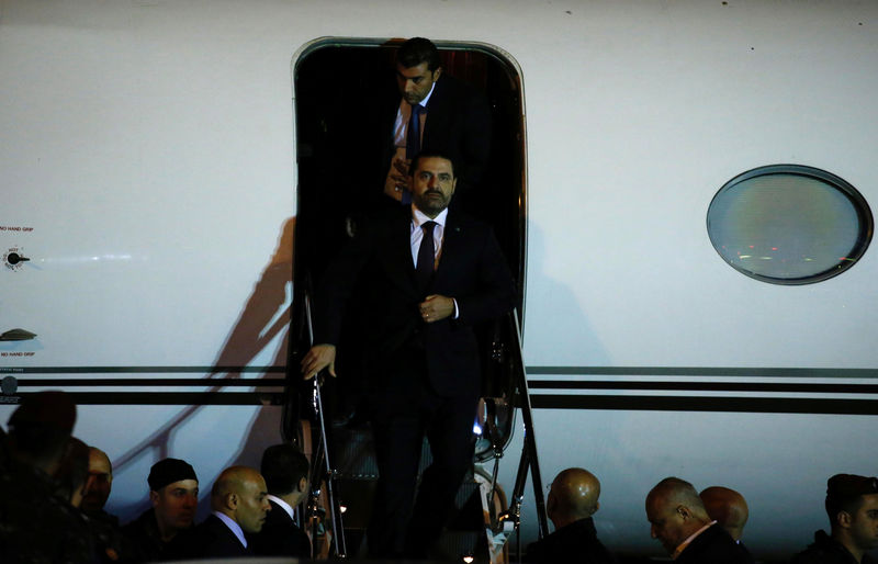 © Reuters. Saad al-Hariri desce do avião ao chegar em Beirute no aeroporto internacional da capital do Líbano