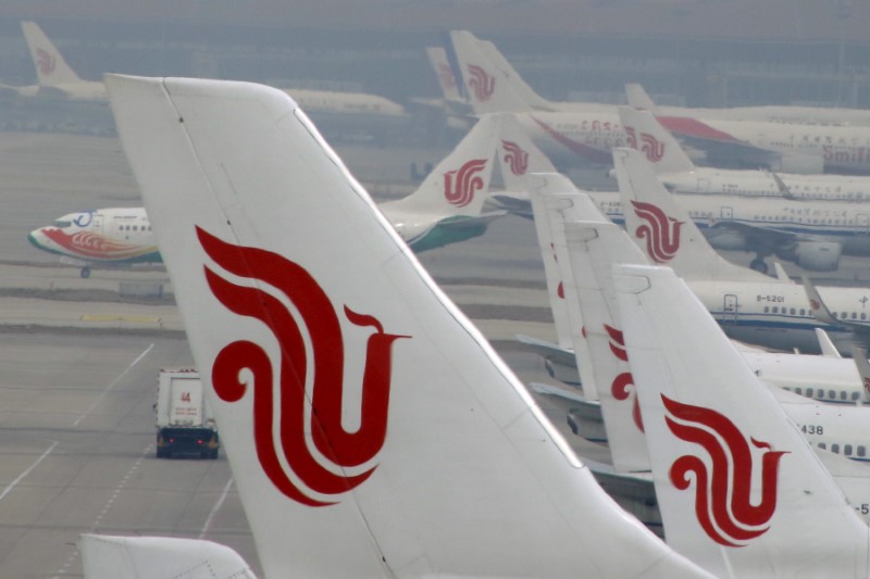 © Reuters. FILE PHOTO -  Flights of Air China are parked on the tarmac of Beijing Capital International Airport in Beijing