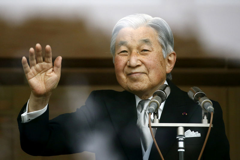 © Reuters. FILE PHOTO: Japan's Emperor Akihito's waves to well-wishers at the Imperial Palace in Tokyo