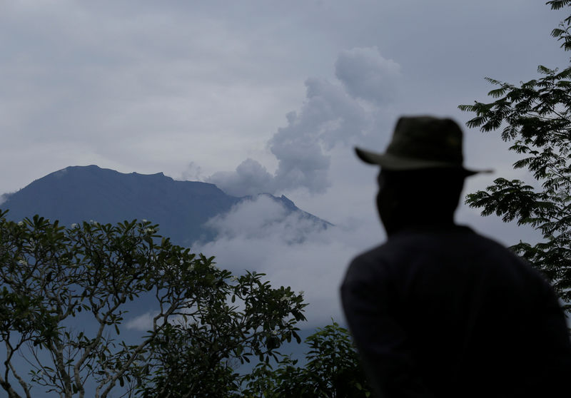 © Reuters. A villager looks at Mount Agung following a phreatic eruption in Rendang Village, Karangasem, Bali