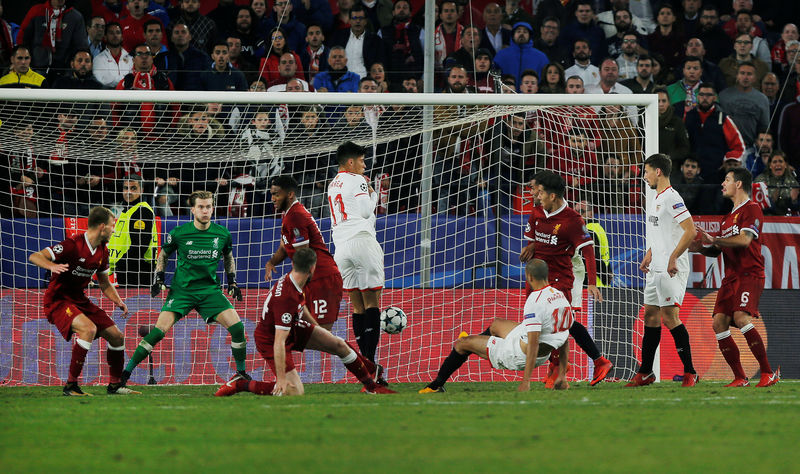 © Reuters. El argentino Guido Pizarro anota el tercer gol para Sevilla contra Liverpool