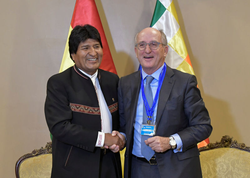 © Reuters. Bolivia firma acuerdos de gas por 1.600 millones de dólares con Repsol y Petrobras