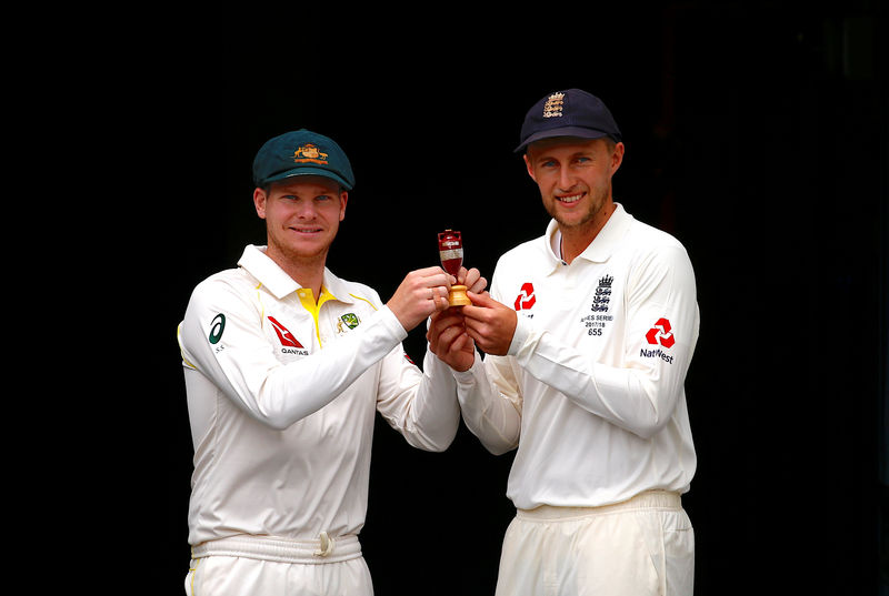 © Reuters. Australia's cricket team captain Smith holds a replica of the Ashes ur with England's team captain Root during an official event ahead of the Ashes opening test match in Brisbane