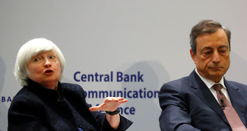 © Reuters. Central Bank Governors Janet Yellen of the Federal Reserve and Mario Draghi of the European Central Bank (ECB) attend ECB's Central Bank Communications Conference in Frankfurt