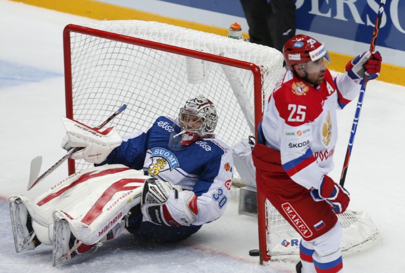© Reuters. Finland's goaltender Sateri reacts after failing to save goal by Russia's Zaripov during their Channel One Cup ice hockey game in Moscow