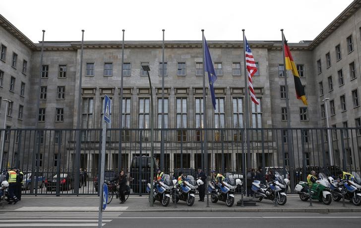 © Reuters. Police waits outside the Finance Ministry in Berlin