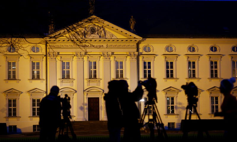 © Reuters. Members of the media are seen in front of the presidential Bellevue Palace in Berlin