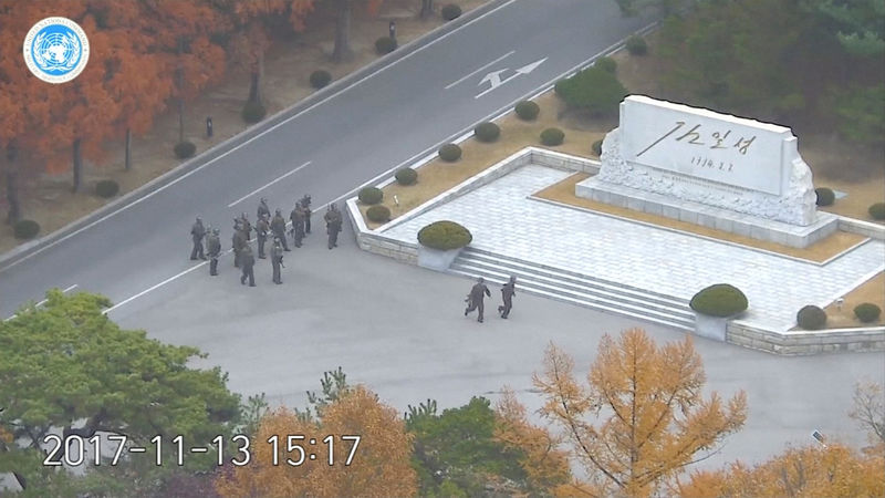 © Reuters. Imagem retirada de vídeo mostra soldados norte-coreanos armados com fuzis do lado da Coreia do Norte da área desmilitarizada