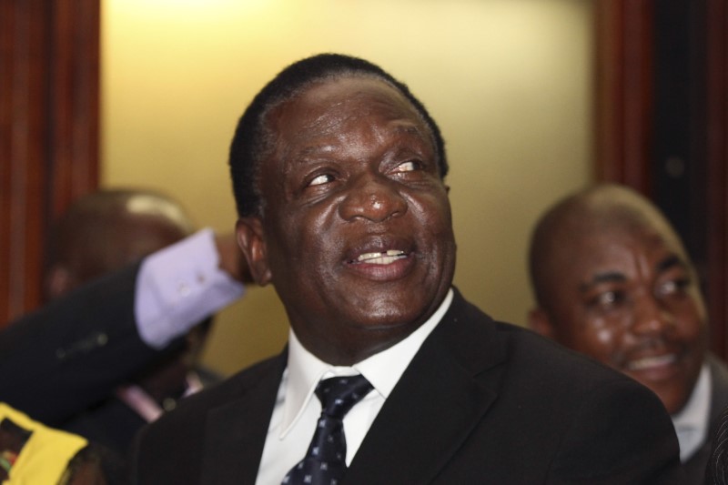 © Reuters. Ex-vice-presidente do Zimbábue Emmerson Mnangagwa sorri na sede do partido, em Harare