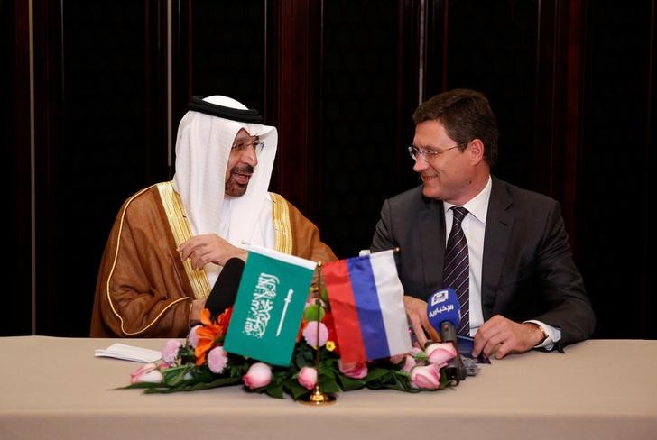 © Reuters. Министр энергетики РФ Александр Новак и министр энергетики Саудовской Аравии Халид аль-Фалих на совместном брифинге для прессы