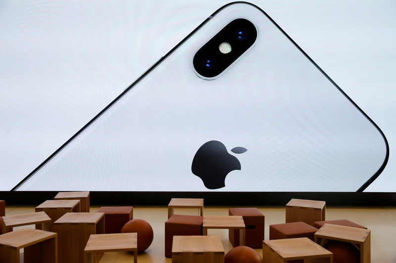 © Reuters. FILE PHOTO: An iPhone X is seen on a large video screen in the new Apple Visitor Center in Cupertino