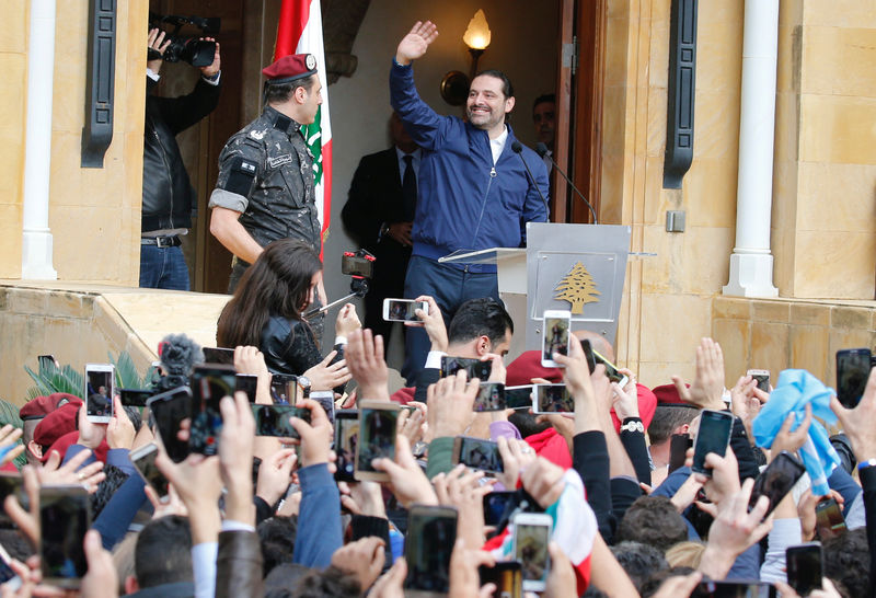 © Reuters. Primeiro-ministro do Líbano, Saad al-Hariri, acena para partidários após suspender renúncia ao cargo, em Beirute