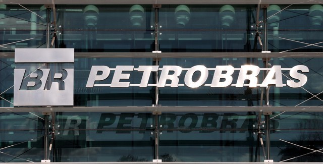 © Reuters. Logo da Petrobras em prédio da empresa em Vitória