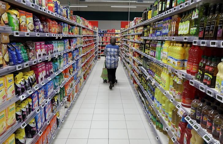 © Reuters. FILE PHOTO: A customer shops in a Casino supermarket in Nice