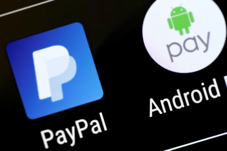 © Reuters. Illustration photo of the Paypal and Android Pay apps on a phone