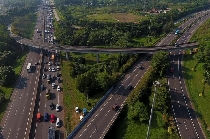 © Reuters. An aerial view shows cars driving through Cikampek toll road operated by PT Jasa Marga in Cikampek