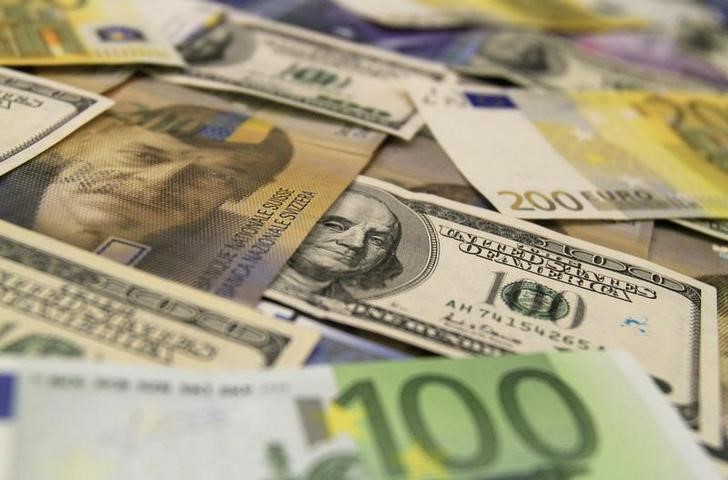 © Reuters. Банкноты доллара США, евро и швейцарского франка