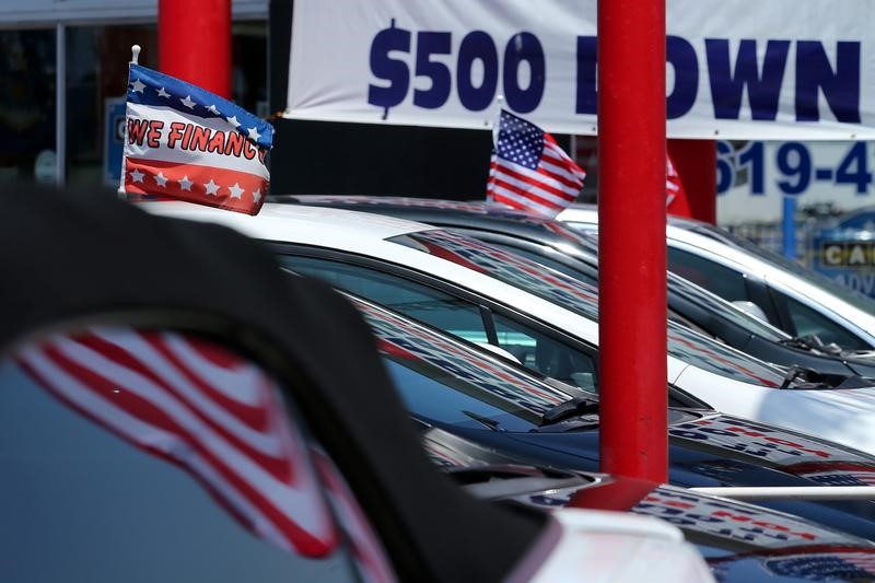 © Reuters. Cars are shown for sale with financing at a car lot in National City, California
