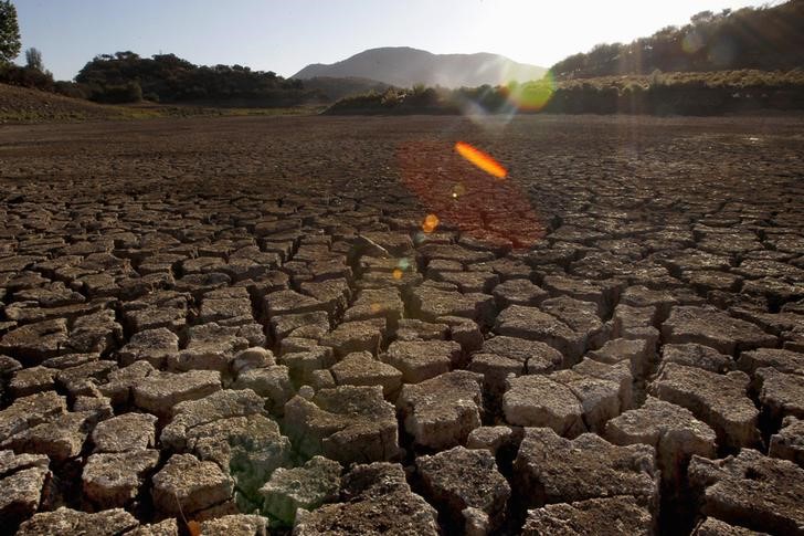 © Reuters. Foto de arquivo mostra reservatório vazio após seca severa causada pelo fenômeno La Niña em Runge, Chile