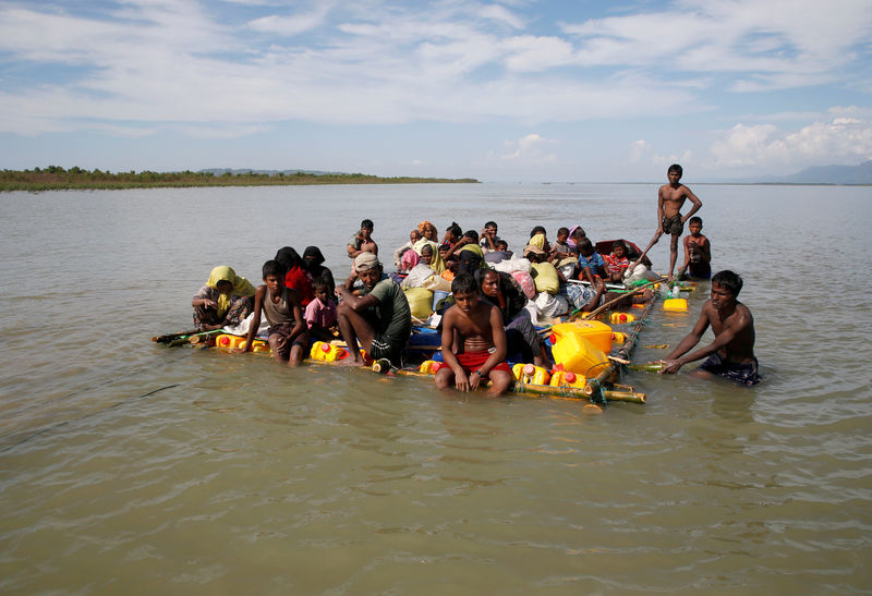 © Reuters. Refugiados Rohingya navegam em bote improvisado no rio Naf após cruzarem a fronteira entre Bangladesh e Myanmar perto de Cox's Bazar, Bangladesh