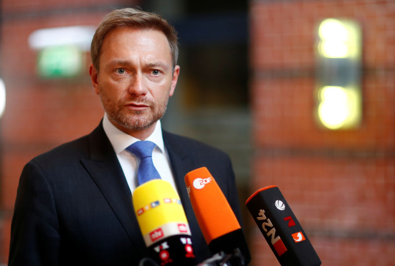 © Reuters. Líder do partido Democratas Livres, Christian Lindner, fala após chegar em reunião do partido em Berlim, Alemanha