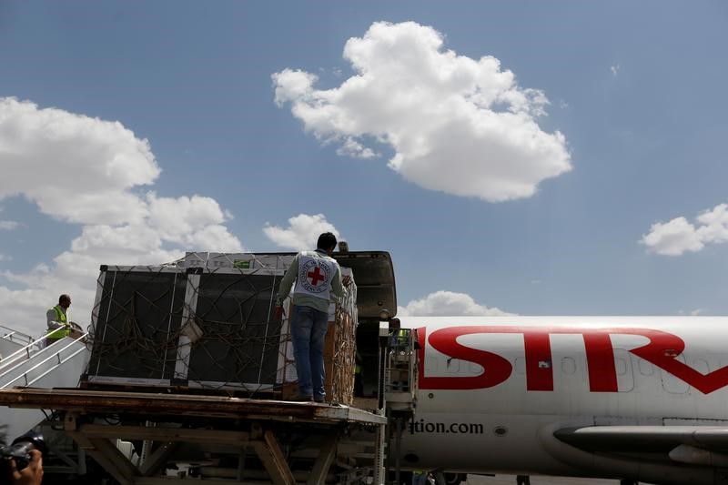 © Reuters. التحالف الذي تقوده السعودية في اليمن يعيد فتح ميناء الحديدة ومطار صنعاء أمام المساعدات