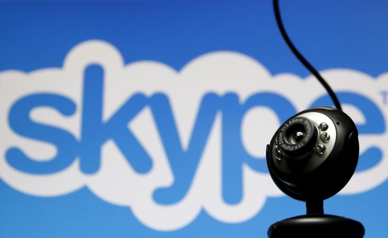 © Reuters. Webcam diante de projeção do logo do Skype