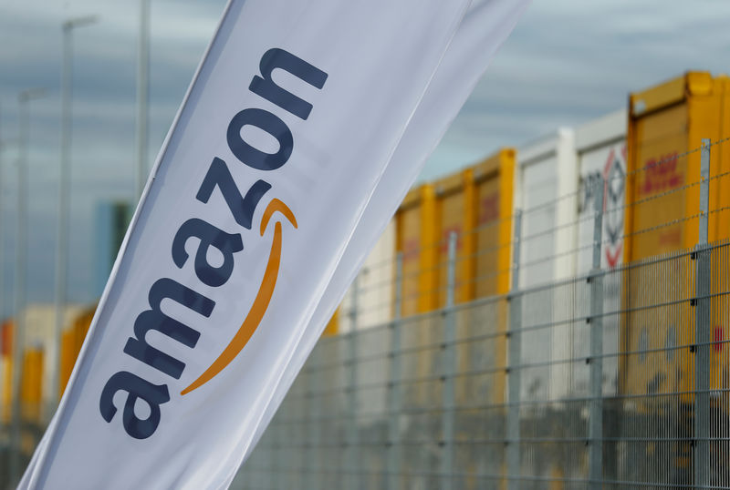 © Reuters. Bandeira com logo da Amazon em centro de logística da empresa em Dortmund, Alemanha