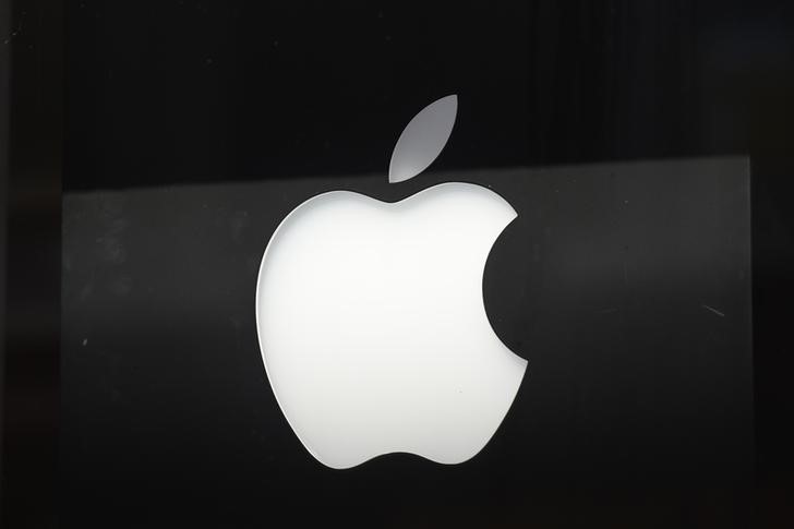 © Reuters. Logo da Apple em revendedora autorizada em Galway, Irlanda