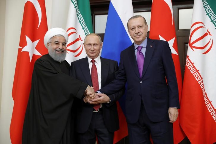 © Reuters. Presidentes Hassan Rouhani (Irã), Vladimir Putin (Rússia) e Erdogan (Turquia) se reúnem em Sochi