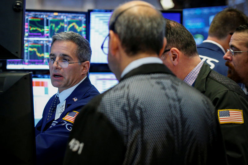 © Reuters. Traders work on the floor of the NYSE in New York