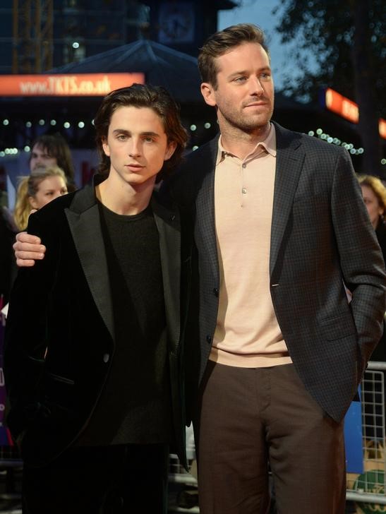 © Reuters. Atores Armie Hammer e Timothee Chalamet chegam para lançamento de 'Me Chame Pelo Seu Nome' em Londres