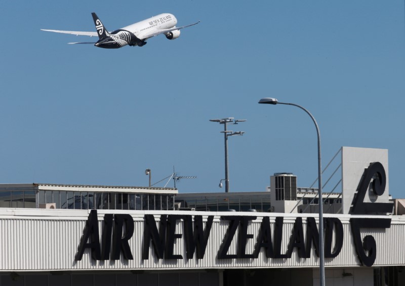 © Reuters. An Air New Zealand Boeing Dreamliner 787 takes off from Auckland Airport in New Zealand