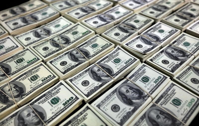 © Reuters. الدولار يهبط وسط مخاوف بشأن التضخم في الولايات المتحدة