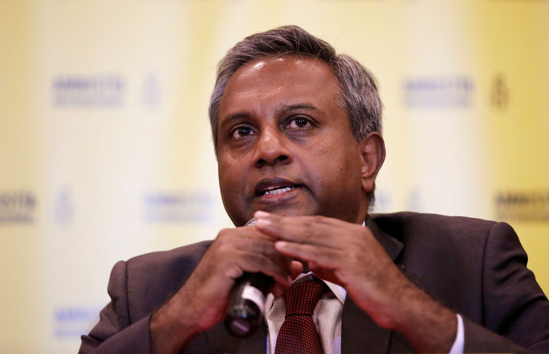 © Reuters. Secretário-geral da Anistia Internacional Salil Shetty concede entrevista em Bogotá