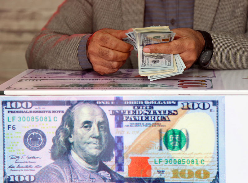 © Reuters. Человек пересчитывает долларовые купюры в пункте обмена валюты в Диярбакыре