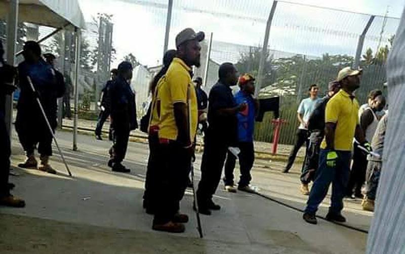 © Reuters. شرطة بابوا غينيا الجديدة تخرج طالبي لجوء من مركز احتجاز