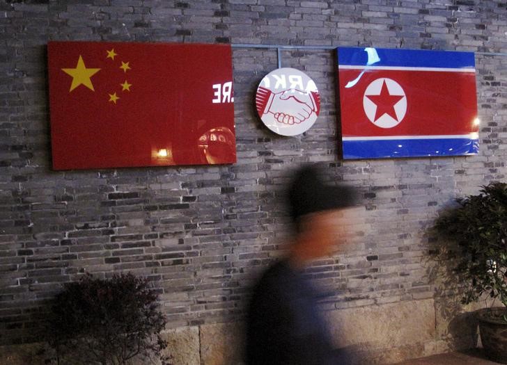 © Reuters. Bandeiras da China e da Coreia do Norte vistas do lado de fora de restaurante em Ningbo, na China