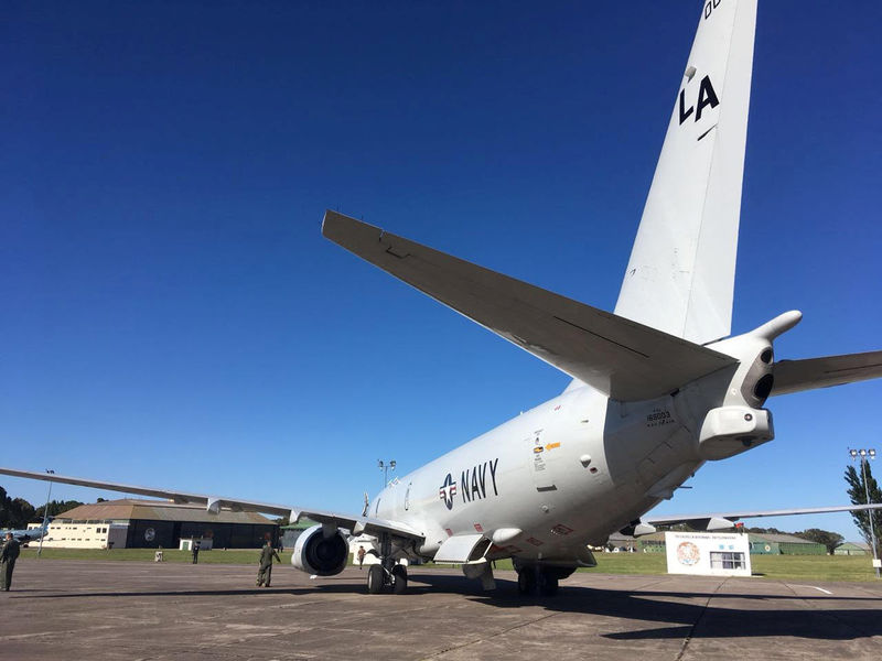 © Reuters. Avião P-8A Poseidon da Marinha dos Estados Unidos é visto antes de decolar para participar da busca do submarino desaparecido ARA San Juan, em Bahia Blanca, na Argentina