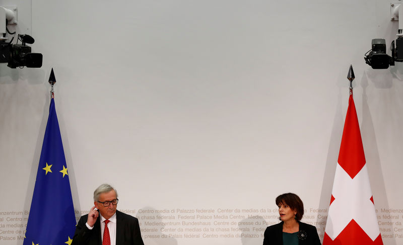 © Reuters. Swiss President Doris Leuthard and European Commission President Jean-Claude Juncker attend a news conference in Bern