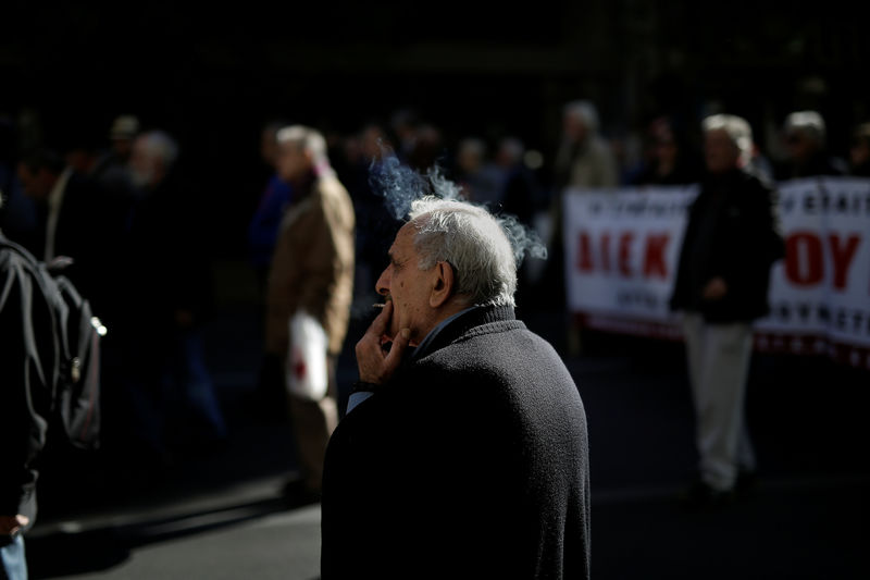 © Reuters. Greek pensioners protest against cutbacks in medical care in Athens