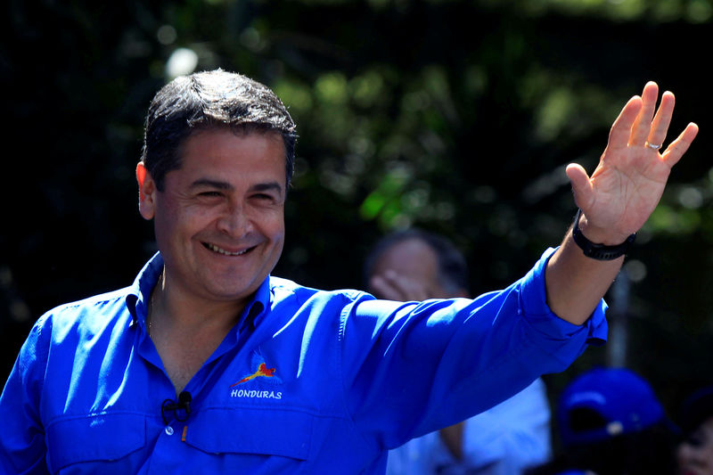 © Reuters. FILE PHOTO: Honduras President and National Party candidate Juan Orlando Hernandez gestures during his closing campaign rally ahead of the upcoming presidential election, in Tegucigalpa