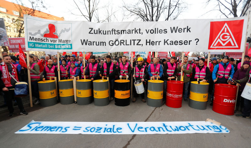 © Reuters. Siemens employees and union members protest outside a meeting of the Siemens works council in Berlin
