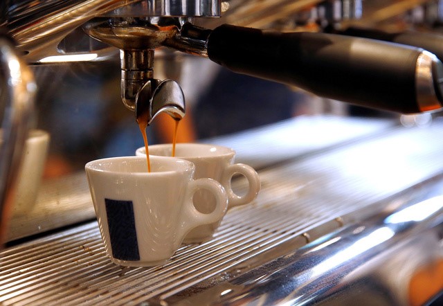 © Reuters. Xícaras de café em cafeteria de Milão