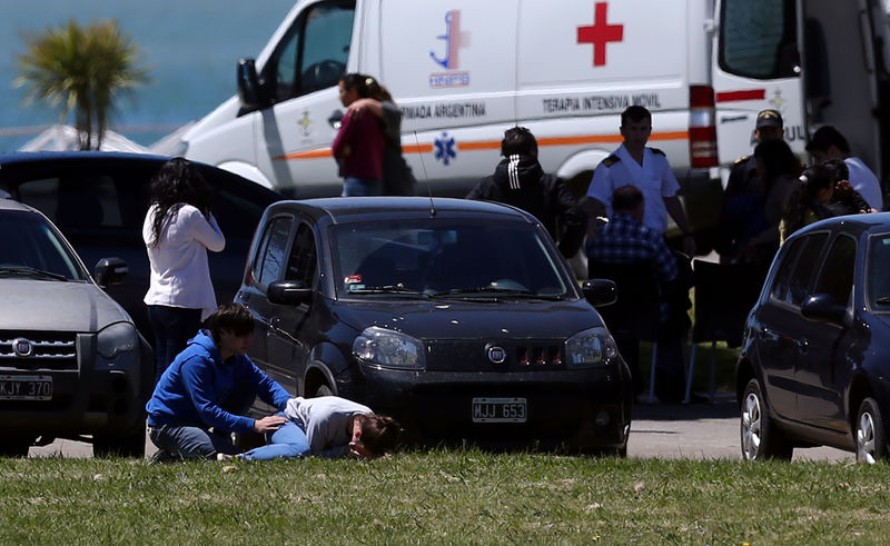 © Reuters. Familiares e amigos de tripulantes do submarino argentino ARA San Juan reunidos em Mar del Plata