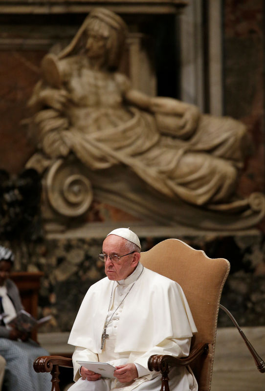 © Reuters. Pope Francis leads a special mass for peace in South Sudan and Republic of Congo in Saint Peter's Basilica at the Vatican