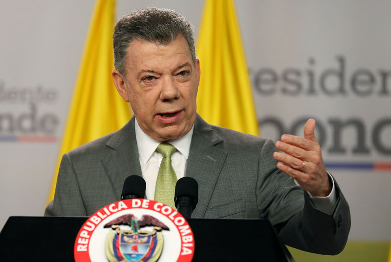 © Reuters. Colombia's President Juan Manuel Santos speaks during a news conference in Bogota